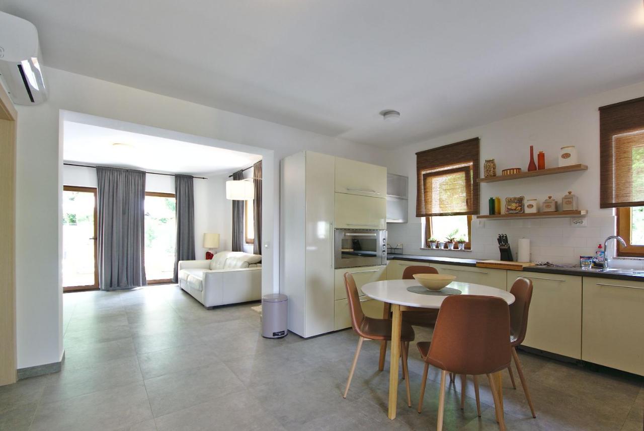 Holiday House With Pool Cavle ภายนอก รูปภาพ